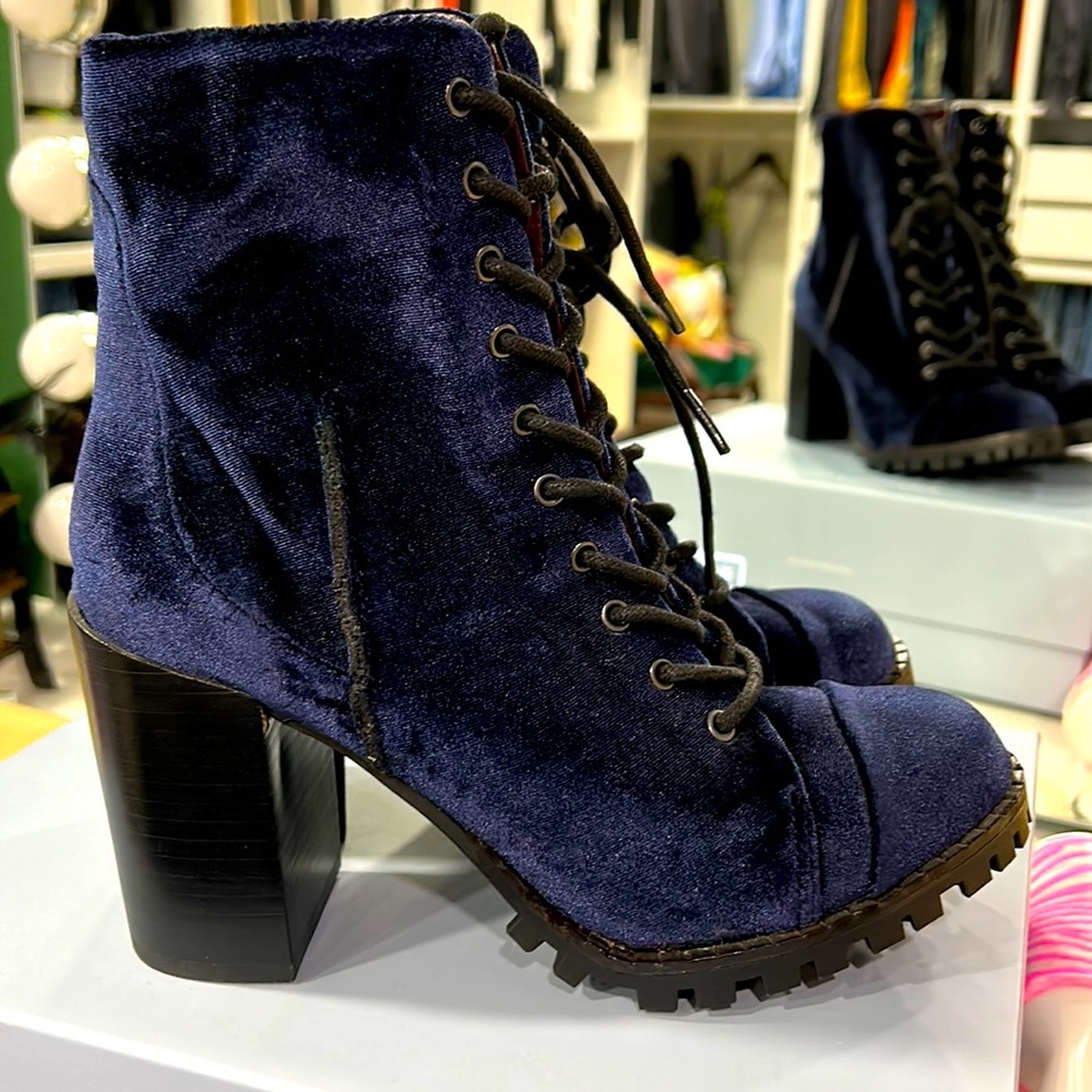 BLUE VELVET BEAUTIFUL FALL BOOTS! Size 6 1/2. NEVER BEEN ENJOYED.